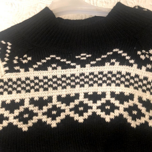 NWT Black and white front and back design comfy sweater from‎ Old Navy